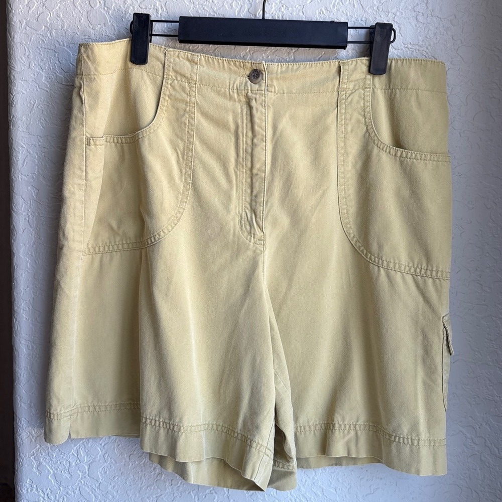 Liz Claiborne Women 14 Cargo Shorts Vintage 90s Tan Khaki Tencel Cotton Utility
